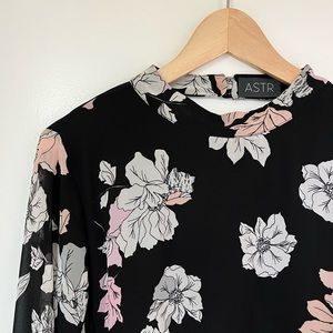 ASTR floral dress. Size Small. Read caption.